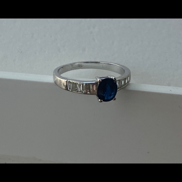 18K white gold sapphire and baguette ring. Will make a perfect engagement ring - Picture 6 of 9